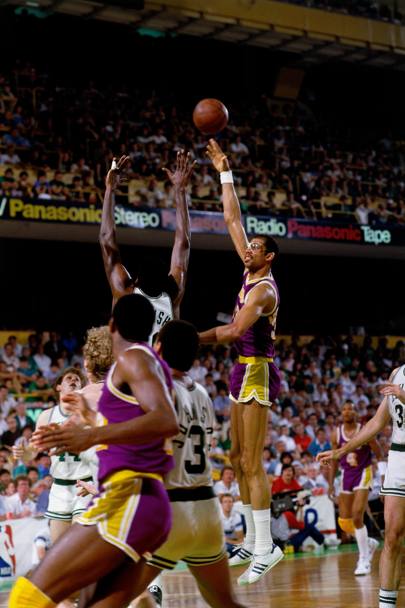 1985, Los Angeles Lakers vs Boston Celtics, Kareem Abdul Jabbar in salto (Nba)